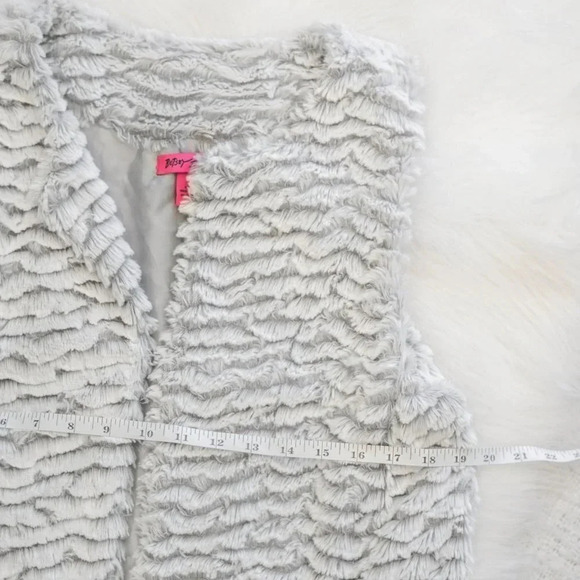 Betsey Johnson Size M/L White Gray Faux Fur Vest with Satin Lining - Picture 7 of 8